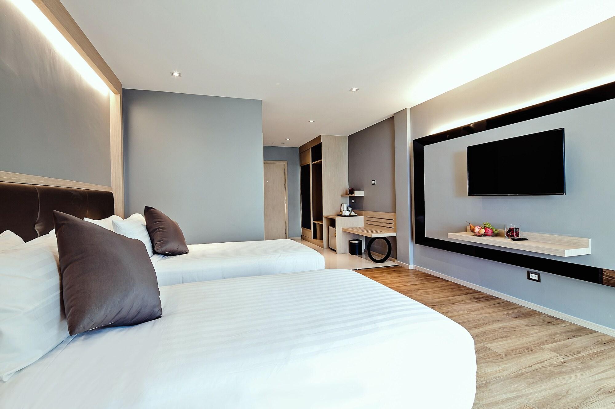 Three Sukhumvit Hotel - Sha Plus Certified Bangkok Exteriör bild