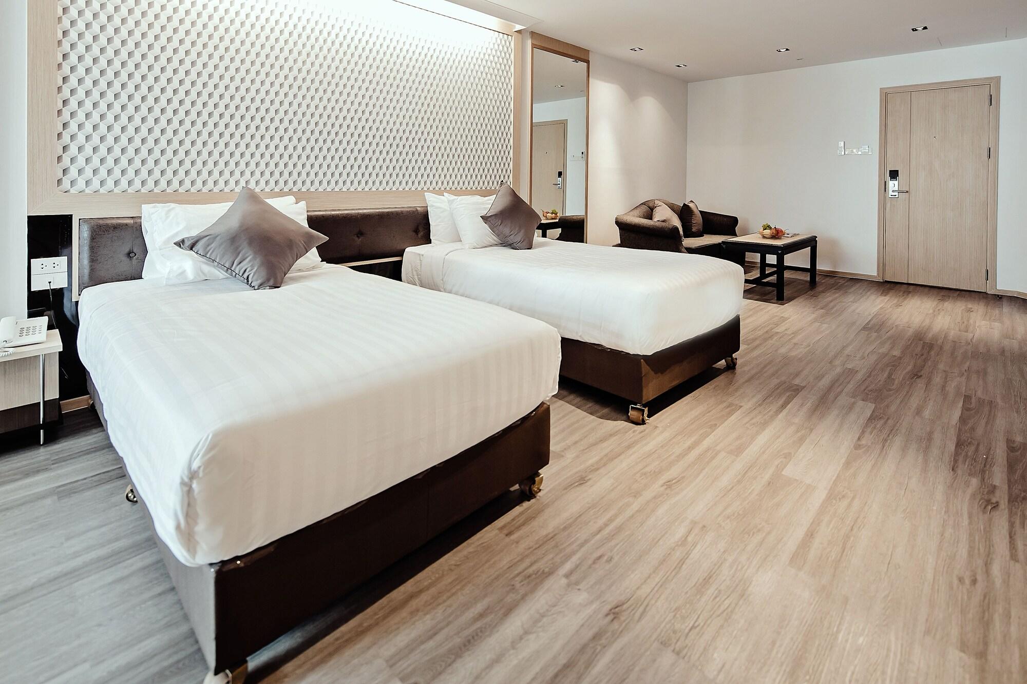 Three Sukhumvit Hotel - Sha Plus Certified Bangkok Exteriör bild