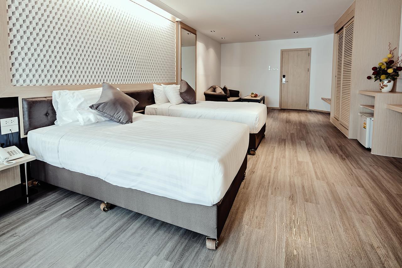 Three Sukhumvit Hotel - Sha Plus Certified Bangkok Exteriör bild
